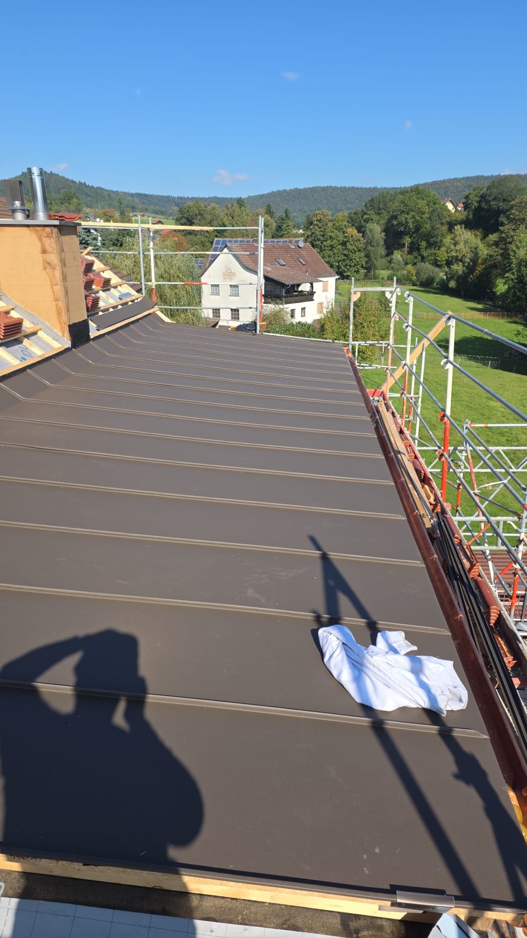 Neu verlegtes Stehfalzdach mit Blick auf den Spessart