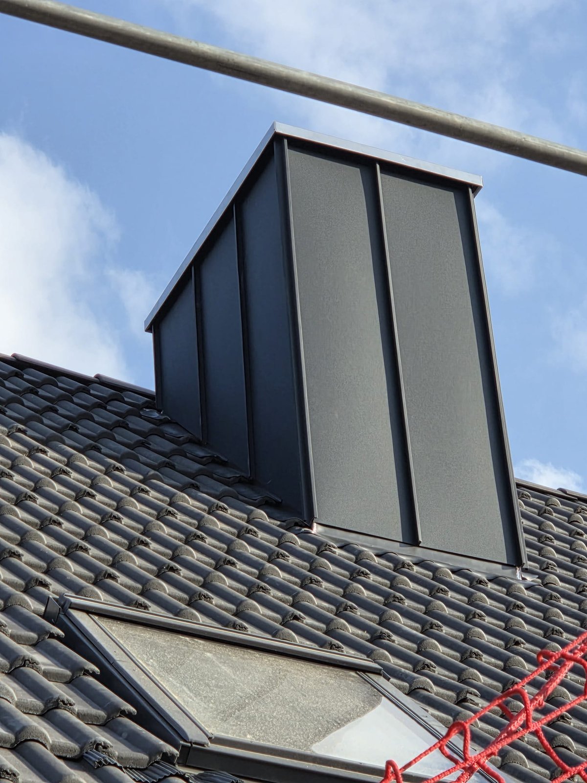 Dachgaube mit anthrazitfarbener Metallverkleidung