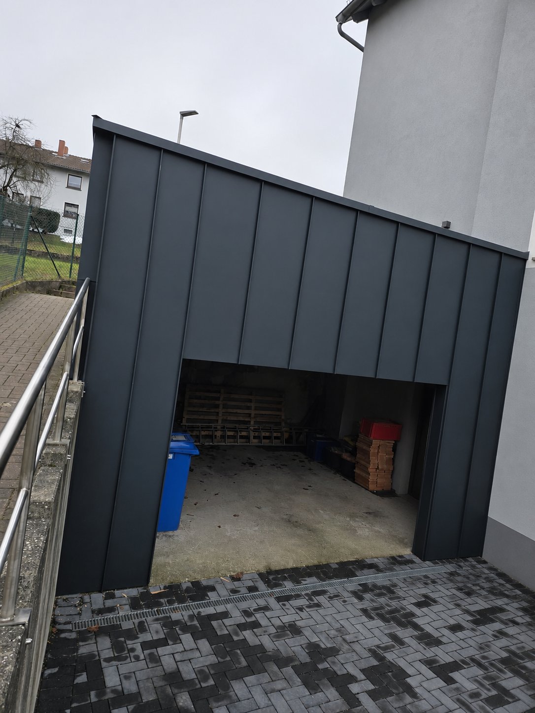 Garage mit vertikaler Stehfalz-Fassadenverkleidung aus Metall