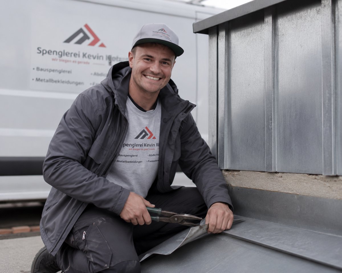 Mitarbeiter der Spenglerei Wood bei der Metallverarbeitung mit einer Blechschere