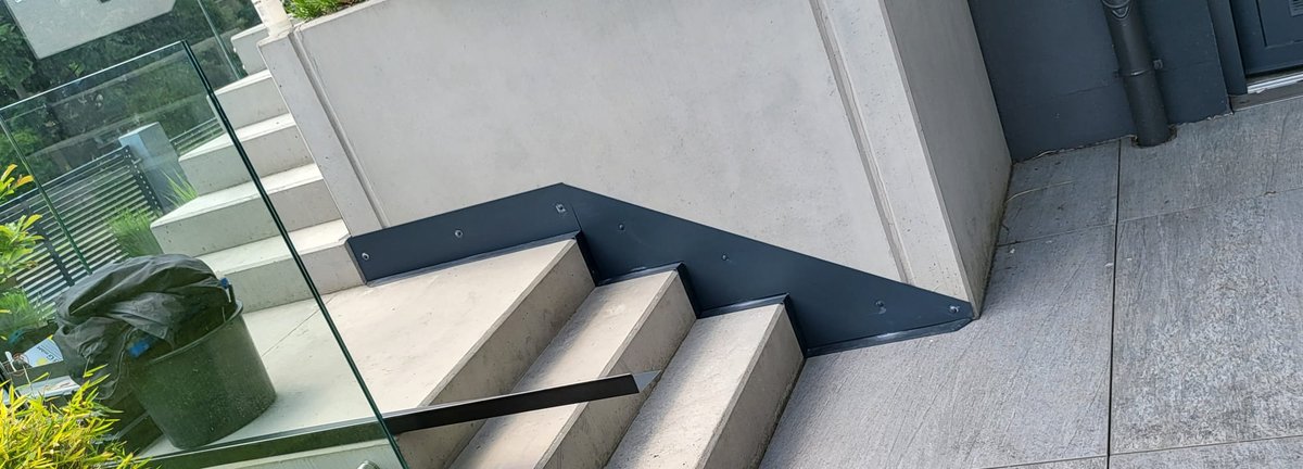 Individuell angefertigte Metallabdeckung an einer Außentreppe