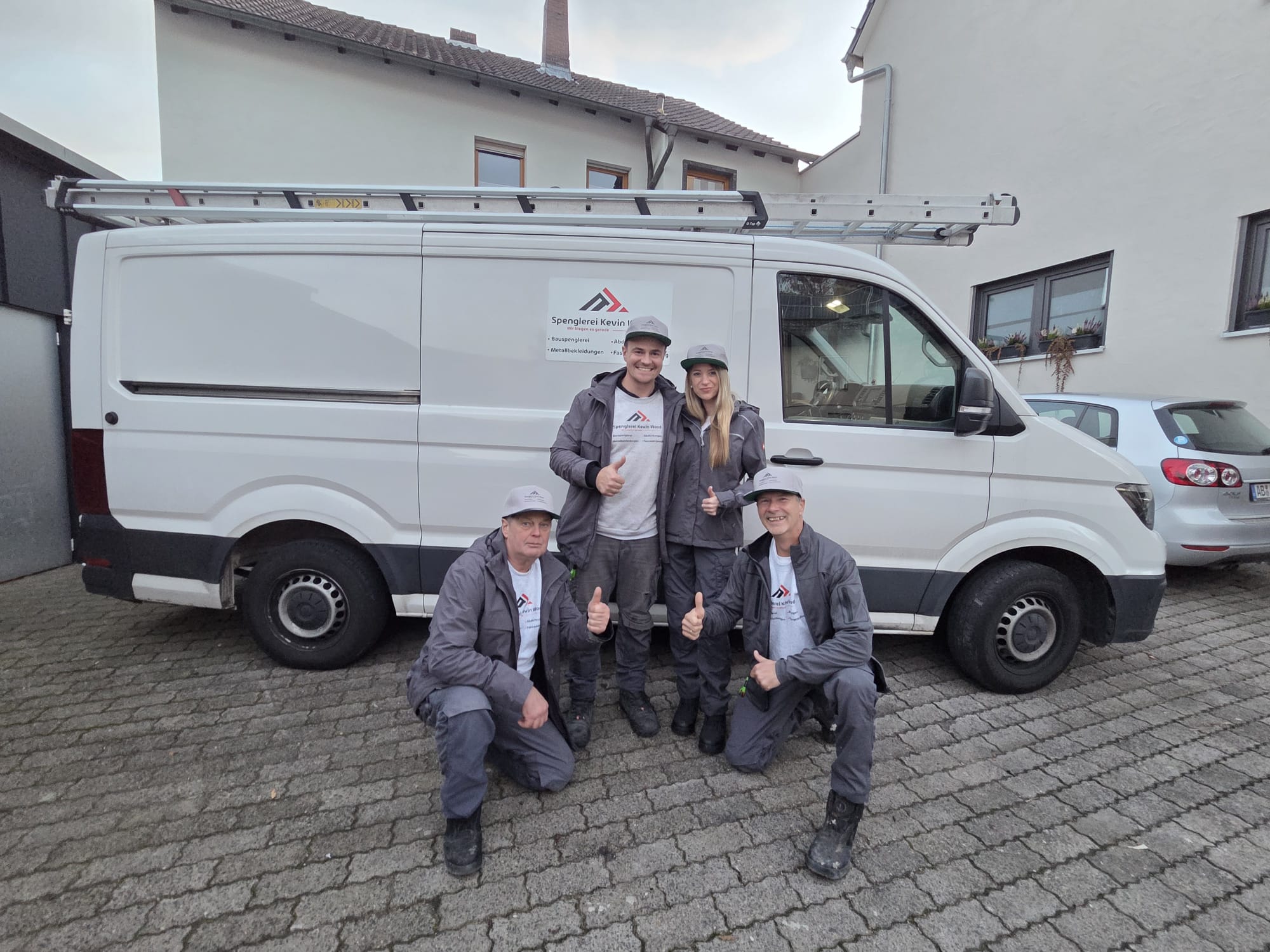 Team der Spenglerei Wood vor dem Firmenfahrzeug in Johannesberg